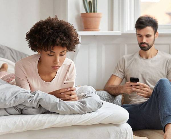 Dấu hiệu vợ ngoại tình chính xác dễ dàng nhận biết 10 Thay đổi trong giao tiếp